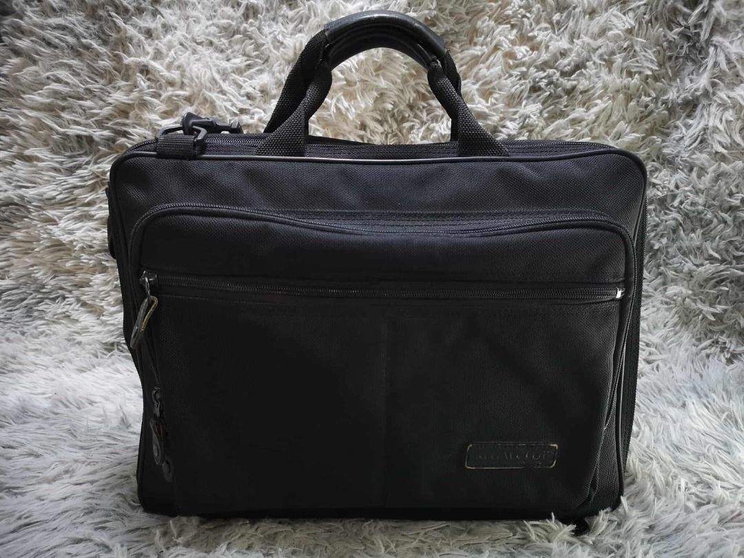 Black Laptop Messenger Bag (Category: Laptop Bags & Sleeves) located in Santa Cruz. Submitted by jmy_surplus.2 (Listing ID 1406594032, Image 1). Description: Size ; L - 14 W - 18 Color ; Black Type ; Laptop bag Brand ; No brand Material ; nylon Style ; Black nylon Laptop Bag LR 71 JMY 4 Batch #169.