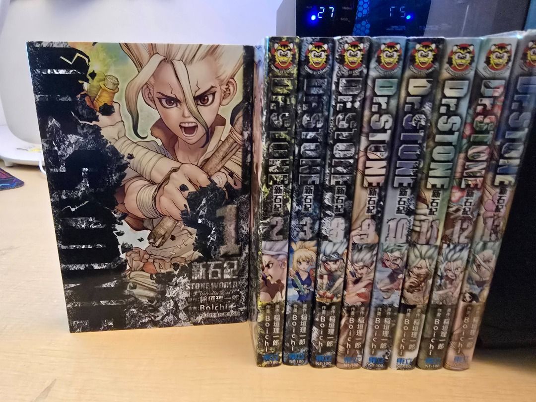 由 terry330_book_store (刊登 ID 1406625398，圖片 1) 提交，位於 高雄市 (Kaohsiung) 的 dr.stone 新石紀(1~13)(缺4~7)_Boichi, 稲垣理一郎【漫畫】Terry's store (類別：漫畫)，說明：【書況】 共9本漫畫 書況優 13集有書套，且上方有撞損 【書資訊】 作者：Boichi, 稲垣理一郎 出版商：東立 出版日期：2019/08/13 語言：繁體中文 類別：奇幻／魔法 就在高中生大樹決定跟暗戀多年的同學杠告白的那天，一道奇怪的光線照過，瞬間全世界的人類都變成了石頭！一心只想著未完成的心願，讓大樹的心保持著清醒，就這麼度過了數千年。終於石化解除！令他驚訝的是眼前竟然是一排文字，叫他循線過來……大樹找到目的地，看到的竟是早他半年醒來的同學千空！於是大樹決定跟千空聯手，從無到有再度打造出人類的文明！ 【購買須知】 (1)書況定義。新＝全新未差或無翻閱過，與新書無異；優＝近乎全新，無影響外觀的黃斑和撞損；良好＝