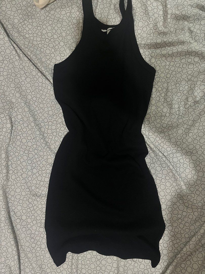H&M Black Sleeveless Dress (Category: Dresses) located in Manila. Submitted by jashdeclutters (Listing ID 1406621333, Image 1). Description: - H&M black sleeveless dress - Bodycon fit - High neckline - Solid black color - Comfortable, stretchy material - Great for casual wear or layering - Simple and versatile design.