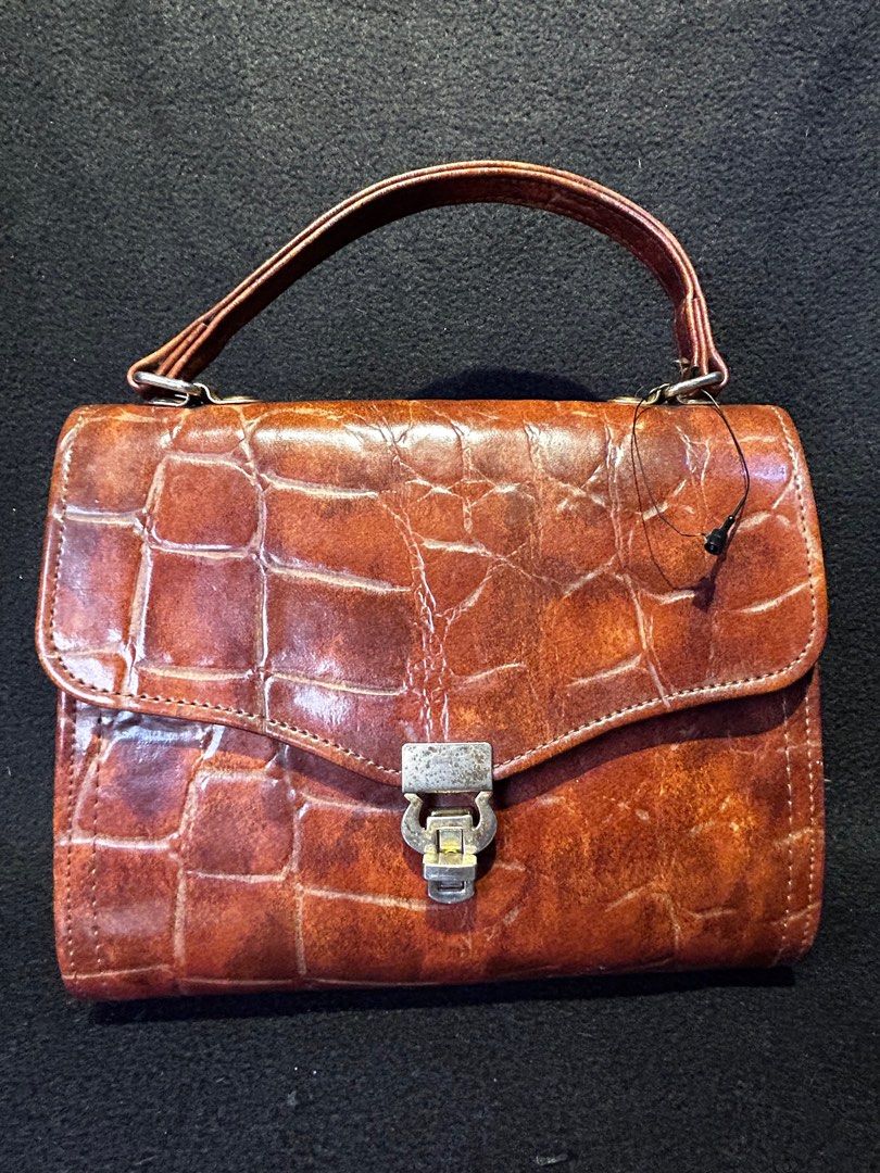 Japan leather kelly bag. (Category: Luxury Bags & Wallets) located in Quezon City. Submitted by WIMC2ndaccount (Listing ID 1406629509, Image 1). Description: 20 X 17 cm Good condition .