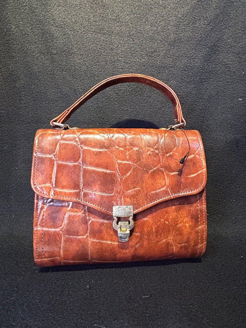 Japan leather kelly bag. (Category: Luxury Bags & Wallets) located in Quezon City. Submitted by WIMC2ndaccount (Listing ID 1406629509, Image 3). Description: 20 X 17 cm Good condition .