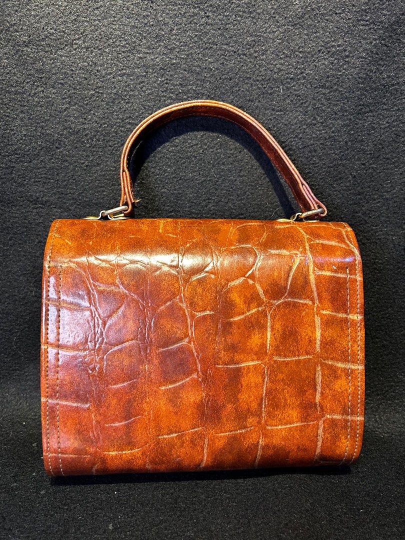 Japan leather kelly bag. (Category: Luxury Bags & Wallets) located in Quezon City. Submitted by WIMC2ndaccount (Listing ID 1406629509, Image 2). Description: 20 X 17 cm Good condition .