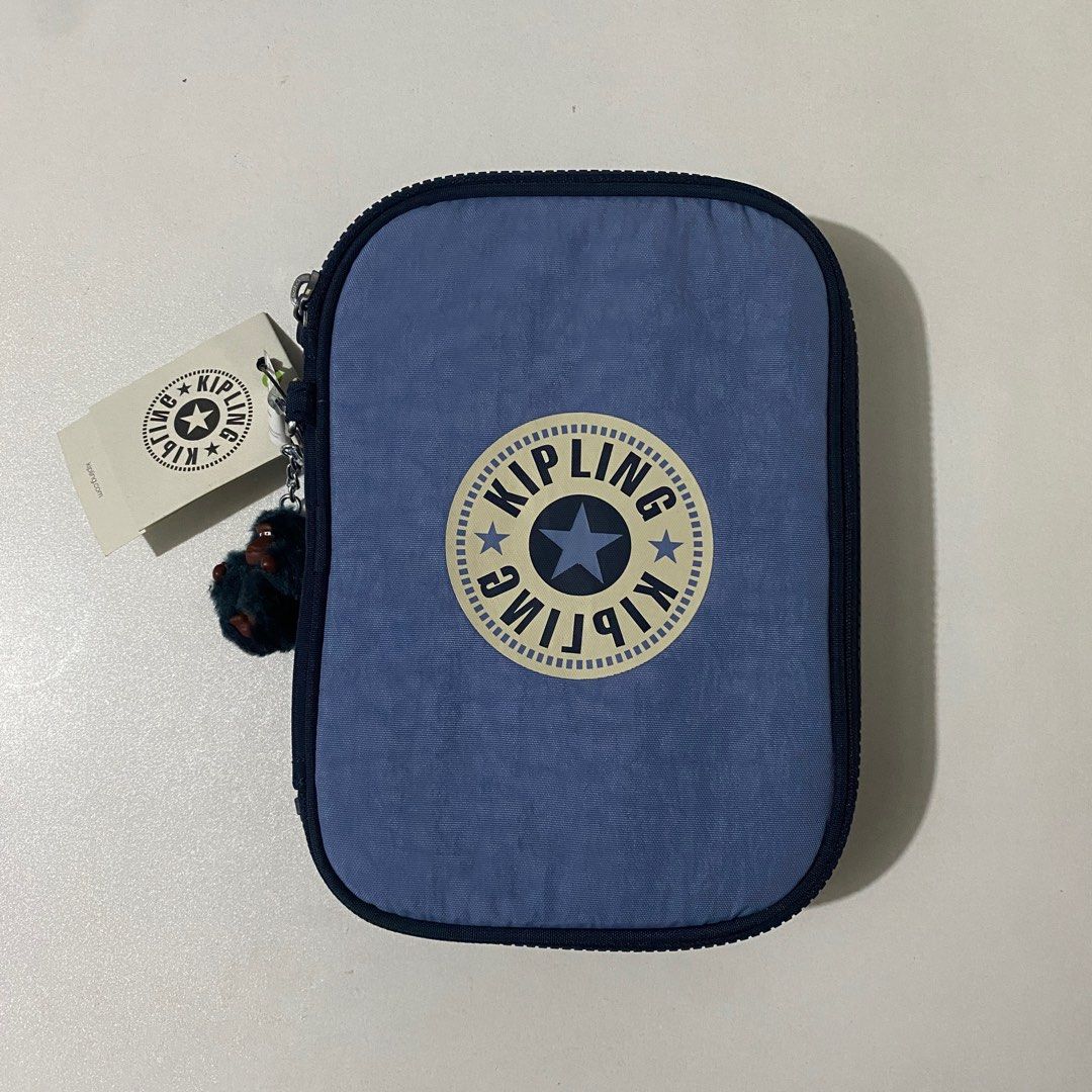 Kipling 100 Pens True Blue Bold Block (Category: Purses & Pouches) located in Quezon City. Submitted by saayymm (Listing ID 1406584611, Image 1). Description: This perfect case can also be used for art supplies, makeup, or as a travel cosmetic case. FEATURES - Monkey Keychain - Water Resistant - Exterior: Nylon / Interior: Recycled Polyester - Dimensions: 8.25''L x 6''H x 2''D - Weight: 0.66 lbs - Volume: 1.5L - Full zip-around closure - 26 elast