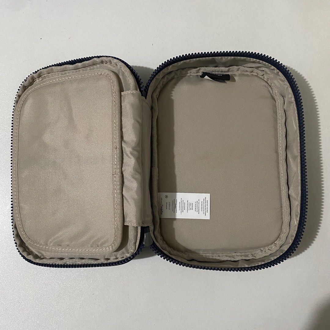 Kipling 100 Pens True Blue Bold Block (Category: Purses & Pouches) located in Quezon City. Submitted by saayymm (Listing ID 1406584611, Image 3). Description: This perfect case can also be used for art supplies, makeup, or as a travel cosmetic case. FEATURES - Monkey Keychain - Water Resistant - Exterior: Nylon / Interior: Recycled Polyester - Dimensions: 8.25''L x 6''H x 2''D - Weight: 0.66 lbs - Volume: 1.5L - Full zip-around closure - 26 elast