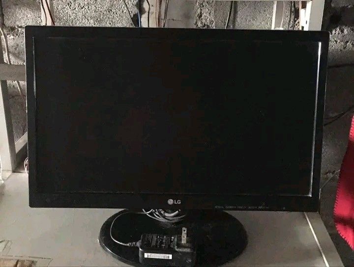 LG Monitor (Category: Monitor Screens) located in Panabo. Submitted by menotcurio50984 (Listing ID 1406521761, Image 1). Description: Hindi na po nagagamit pero working pa po ito. RFS: Need money po and kailangan na magbawas ng gamit.