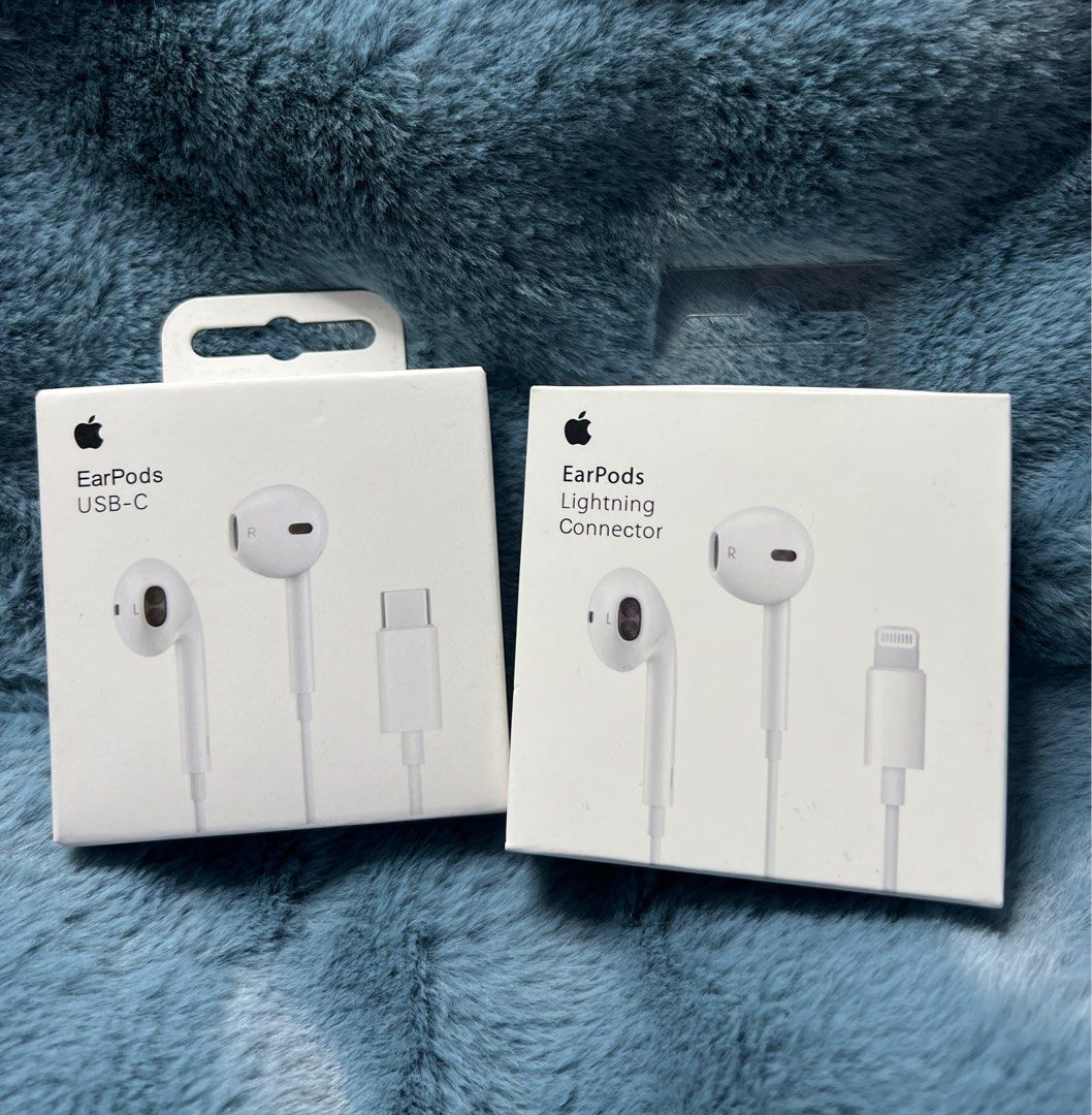 Lightning & Type-C eArphone (Category: Earphones) located in Manila. Submitted by as_onlineshop11 (Listing ID 1406600265, Image 1). Description: Plug and Play Legit earphone can pick up or delivery.