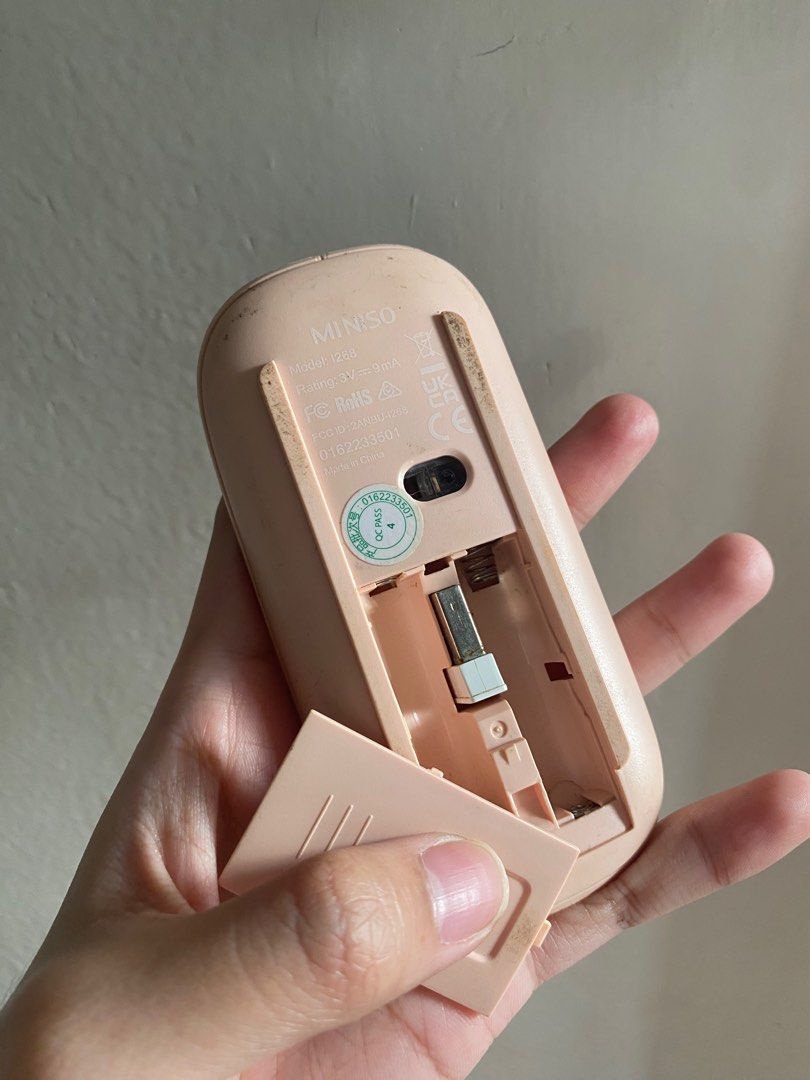 Miniso Wireless Mouse (Category: Mouse & Mousepads) located in Taguig. Submitted by ririchan02 (Listing ID 1406548740, Image 2). Description: RFS: Not being used anymore De battery, perfect for on-the go students na tinatamad mag charge..
