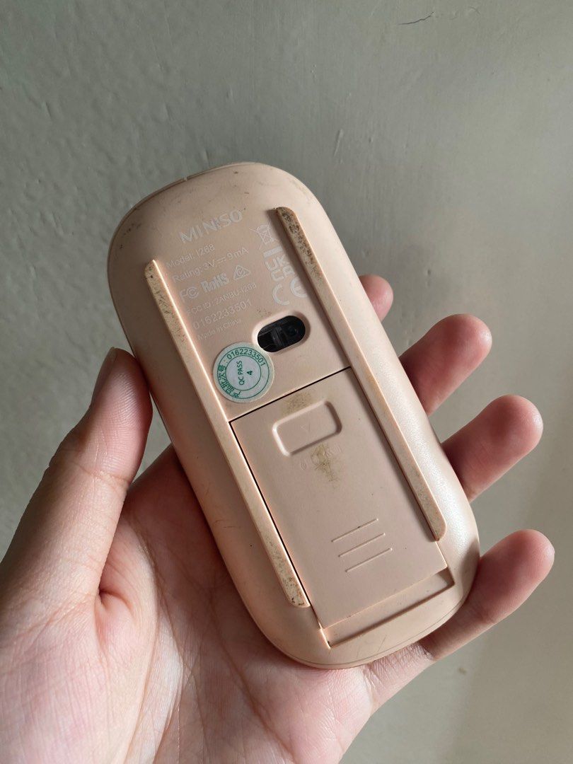 Miniso Wireless Mouse (Category: Mouse & Mousepads) located in Taguig. Submitted by ririchan02 (Listing ID 1406548740, Image 3). Description: RFS: Not being used anymore De battery, perfect for on-the go students na tinatamad mag charge..