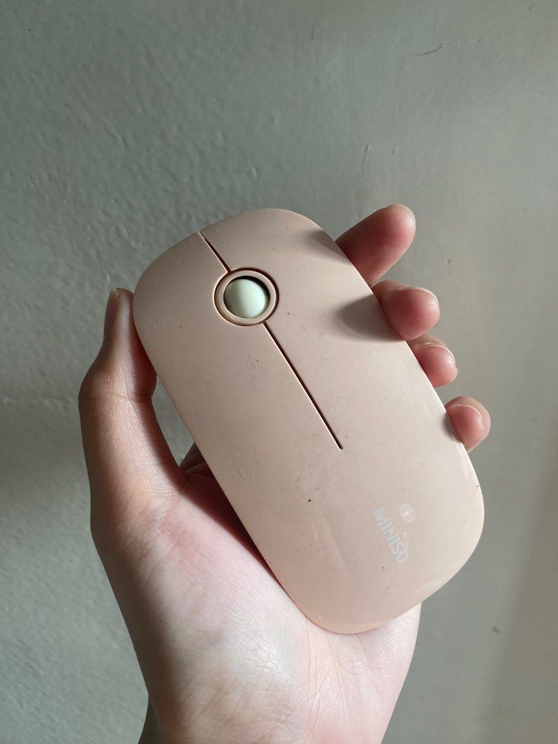 Miniso Wireless Mouse (Category: Mouse & Mousepads) located in Taguig. Submitted by ririchan02 (Listing ID 1406548740, Image 1). Description: RFS: Not being used anymore De battery, perfect for on-the go students na tinatamad mag charge..