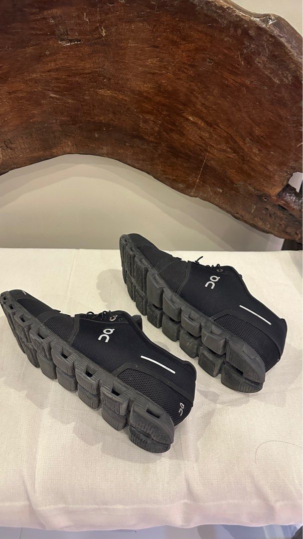 On Cloud Black 5 US 12 (Category: Shoe inserts & accessories) located in Baguio. Submitted by sessionrod (Listing ID 1406502411, Image 3). Description: - On Cloud running shoes - Black colorway -free shipping Rfs: change of plans Nego.