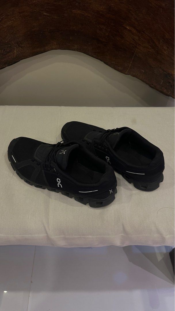 On Cloud Black 5 US 12 (Category: Shoe inserts & accessories) located in Baguio. Submitted by sessionrod (Listing ID 1406502411, Image 1). Description: - On Cloud running shoes - Black colorway -free shipping Rfs: change of plans Nego.