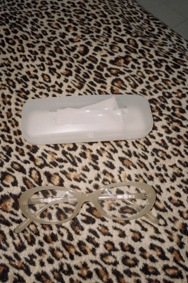 Oval Frame Eyeglasses (Category: Sunglasses & Eyewear) located in Valenzuela. Submitted by deztinyy (Listing ID 1406592885, Image 2). Description: - Oval frame design - Includes case and cleaning cloth - Light-colored frame -With grade 175 -With anti rad and photochromic (sun adaptive).