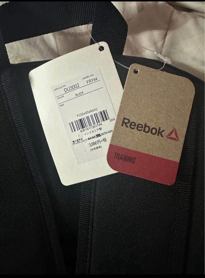 Reebok Training Backpack DU3002 Black (Category: Backpacks) located in Quezon City. Submitted by shelopez (Listing ID 1406611816, Image 3). Description: P850 pesos + Shipping fee REEBOK BACKPACK ORIGINAL ‼️‼️‼️ FROM JAPAN BRAND NEW Y4,000 yen or P1800 pesos original price! Location: North Fairview or Tomas Morato, Quezon City - Reebok backpack in black - Features the Reebok logo - Main compartment for storage - Front pocket for easy access - Adju