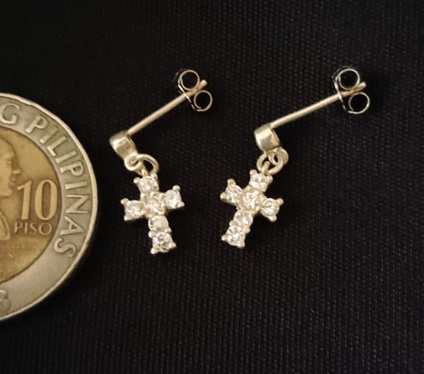 100% Legit Genuine 925 Silver Cross Hanging Earrings with white stones (Category: Earrings) located in Manila. Submitted by mhar_declutter (Listing ID 1406517354, Image 2). Description: - Elegant cross stud earrings - Features a dangling cross design - Sparkling accents - 925 Silver Earring .