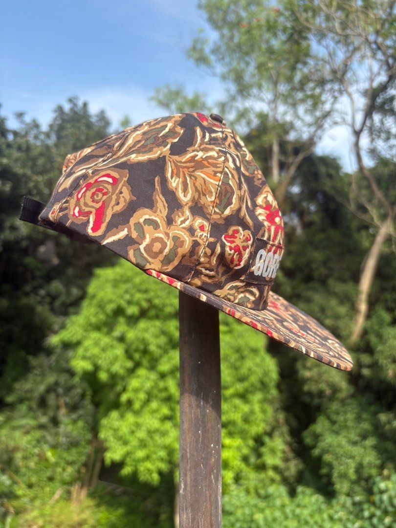 Supreme Gore-Tex Floral Cap FW2018 (Category: Caps & Hats) located in Quezon City. Submitted by sssourceee (Listing ID 1406475301, Image 2). Description: Rare Gorpcore Supreme 6-panel Gore-Tex cap featuring a floral pattern. It has a reflective Gore-Tex label on the front and a reflective Supreme logo at the back. The cap has a black strap closure with reflective strip stitching. The interior is black with mesh. The cap has a crispy flat brim. On