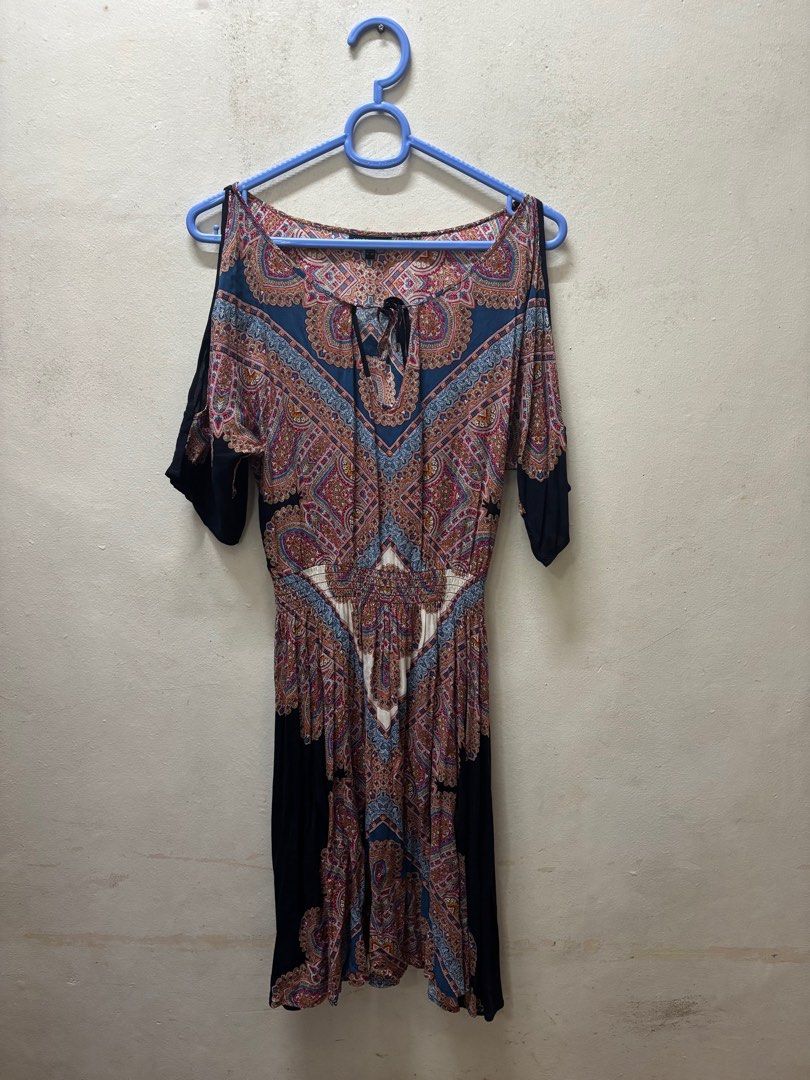 Warehouse Patterned Cold Shoulder Dress (Category: Dresses) located in Paranaque City. Submitted by cathsudon (Listing ID 1406544013, Image 1). Description: > Great for brunch dates > Paisley print with cold shoulder design, tie detail at neckline, and elasticated waist > Flowing skirt. So comfy! > Price is negotiable > Rfs: Decluttering MOP: GCash/BPI via QR (will be provided once I accept the price offered) Delivery: Grab or Lalamove Delivery f