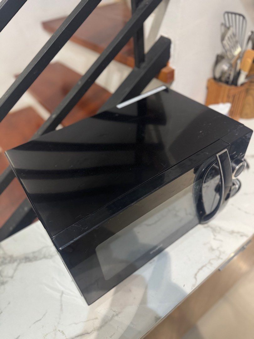 DEFECTIVE - Whirlpool Microwave Oven (Category: Ovens & Toasters) located in Quezon City. Submitted by declutterxph (Listing ID 1406607322, Image 2). Description: .