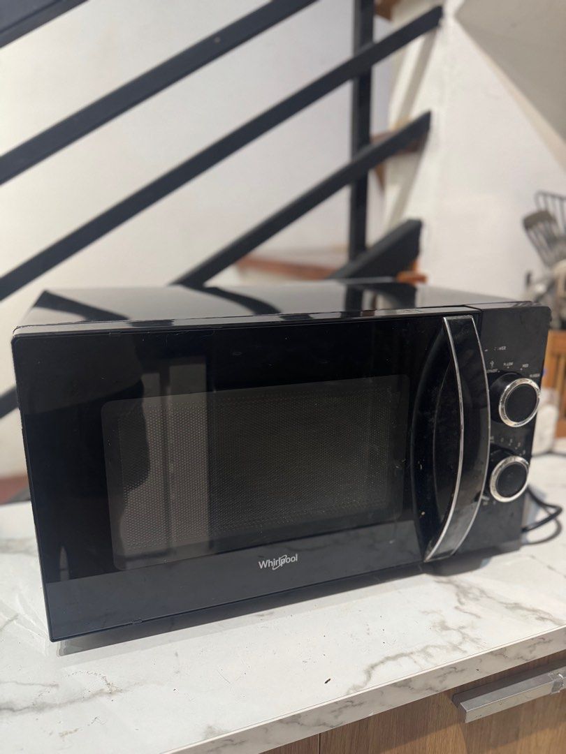 DEFECTIVE - Whirlpool Microwave Oven (Category: Ovens & Toasters) located in Quezon City. Submitted by declutterxph (Listing ID 1406607322, Image 1). Description: .