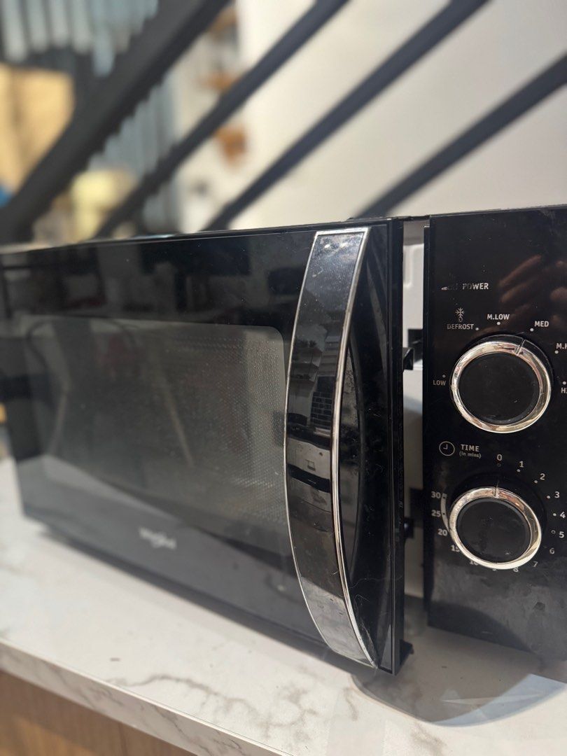 DEFECTIVE - Whirlpool Microwave Oven (Category: Ovens & Toasters) located in Quezon City. Submitted by declutterxph (Listing ID 1406607322, Image 3). Description: .