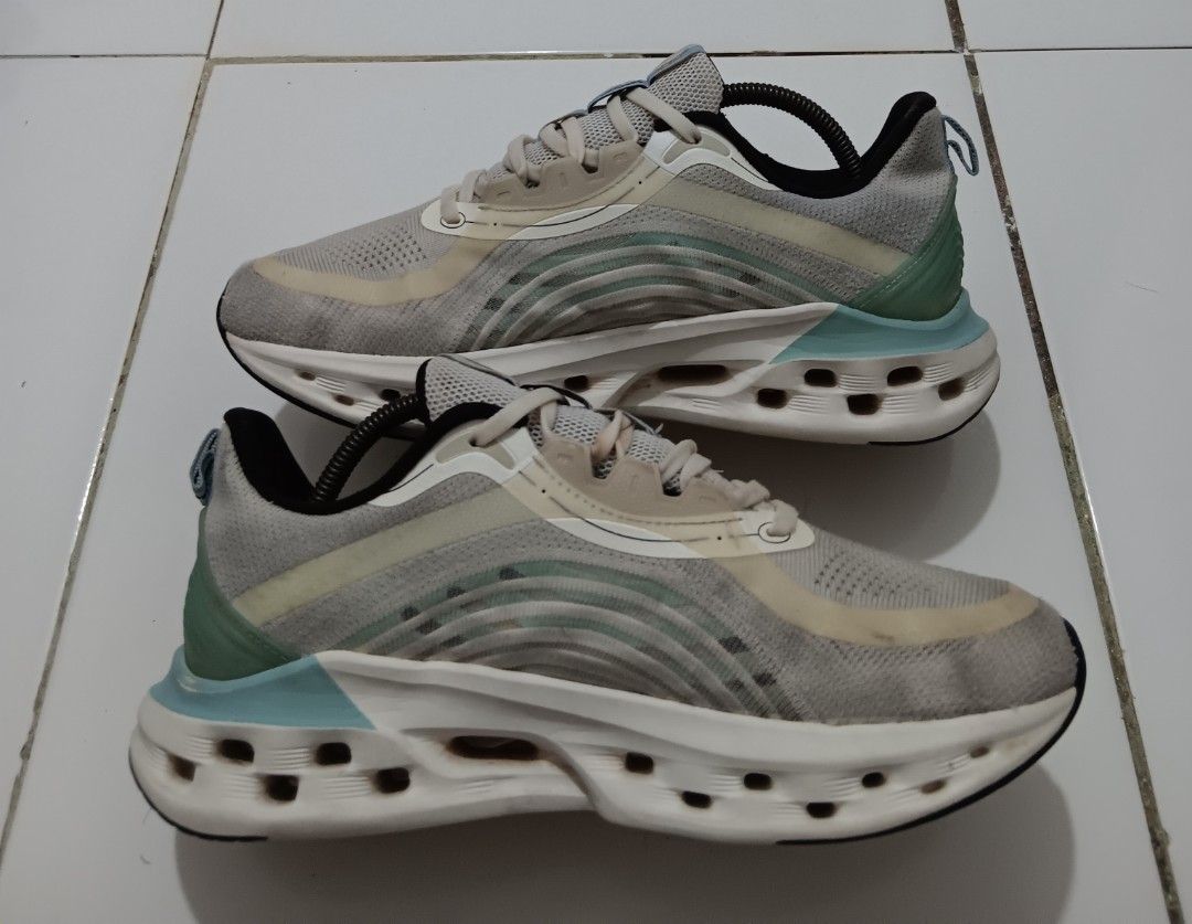 Xtep Running Shoes (Category: Sneakers) located in Dauis. Submitted by udenglegaspi (Listing ID 1406598516, Image 2). Description: Xtep running shoes in a light grey and teal colorway. Features a breathable mesh upper and a unique sole design. The shoes have a lace-up closure and a padded collar for comfort..