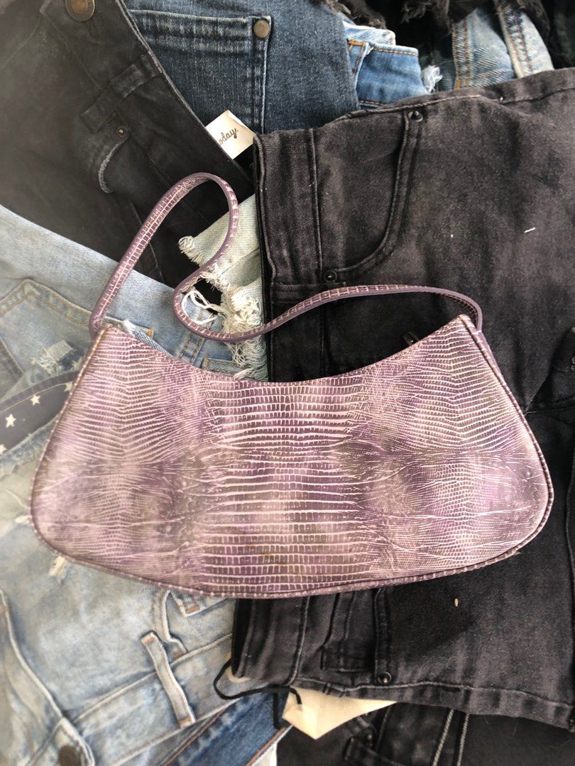 Y2K Guess Leather Small Bag (Category: Luxury Bags & Wallets) located in Quezon City. Submitted by selling2survive (Listing ID 1406546202, Image 2). Description: .