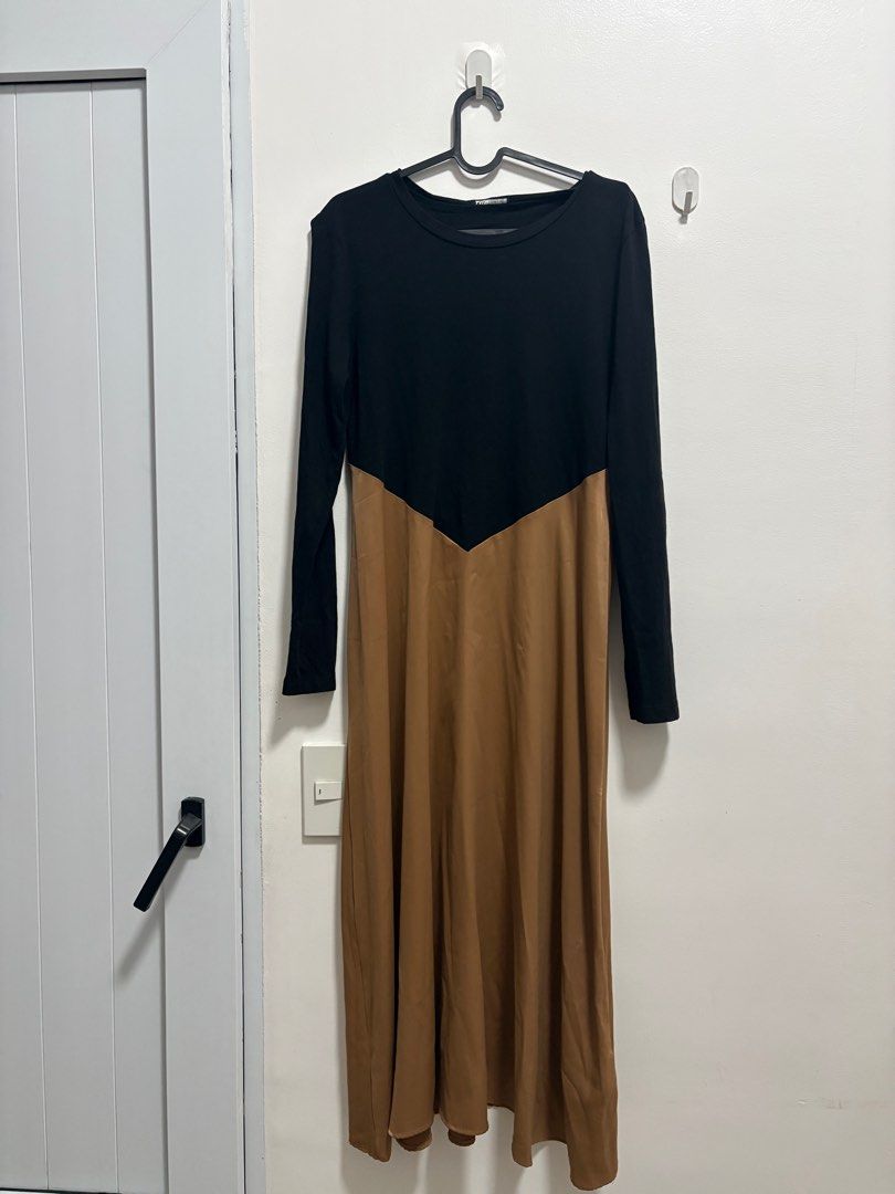 Zara Color Block Dress (Category: Dresses) located in Pasig City. Submitted by katetatin (Listing ID 1406567647, Image 1). Description: - Zara color block dress - Features a black top and tan bottom - Long sleeves - Round neckline - Size: S - Made in Turkey.