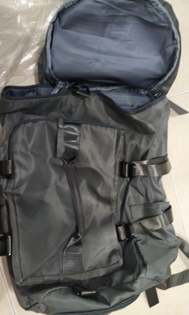 Big backpack (Category: Backpacks) located in Pasir Mas. Submitted by enny6326460 (Listing ID 1406751113, Image 1). Description: size: 45cm (H) × 25cm (W) × 22cm (D) colour: grey jual sebab salah warna RM12 tidak termasuk harga postage.