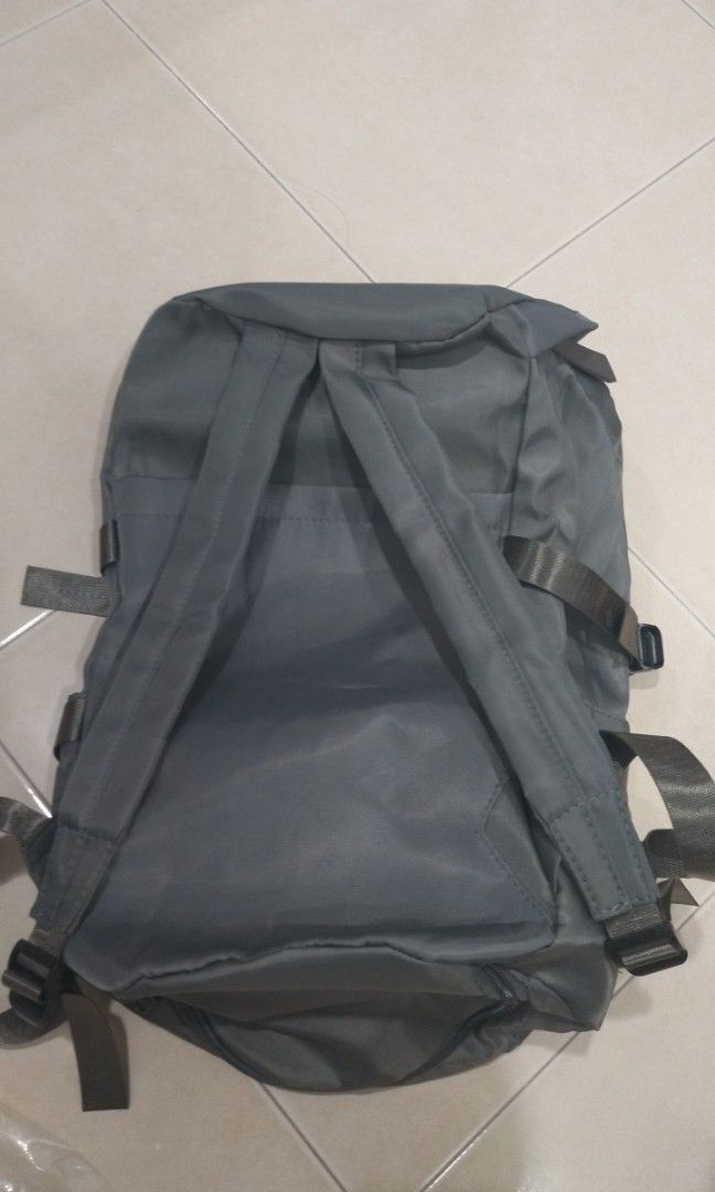 Big backpack (Category: Backpacks) located in Pasir Mas. Submitted by enny6326460 (Listing ID 1406751113, Image 3). Description: size: 45cm (H) × 25cm (W) × 22cm (D) colour: grey jual sebab salah warna RM12 tidak termasuk harga postage.