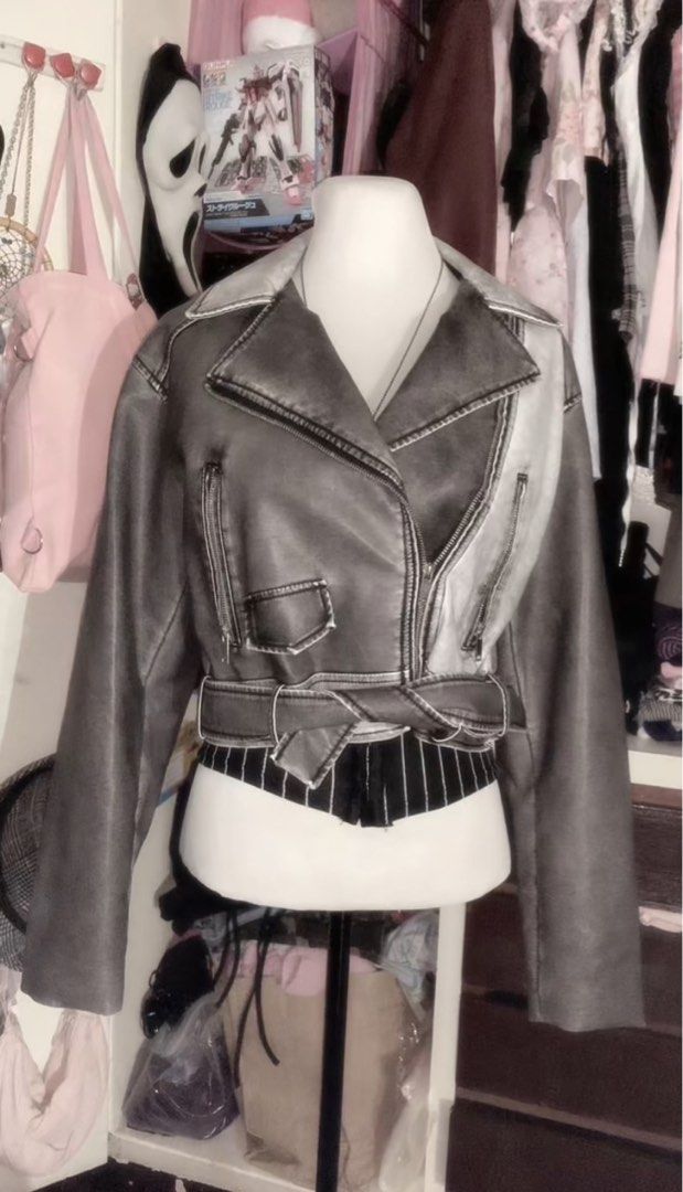 Black / Grey leather cropped jacket (Category: Coats, Jackets and Outerwear) located in Quezon City. Submitted by shoplikeisa (Listing ID 1406720139, Image 2). Description: 10/10 condition ! :3 never worn outside cropped but oversized fit ( small to large ) best fit small 🖤.