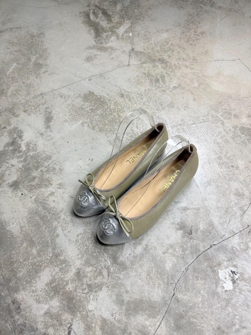 Chanel Ballerina Flats (Category: Sneakers & Footwear) located in Baguio. Submitted by beniceeee_ (Listing ID 1406732476, Image 2). Description: Chanel Patent Leather Ballet Flat 36 EU Very good condition, brandnew Green, Patent Leather .