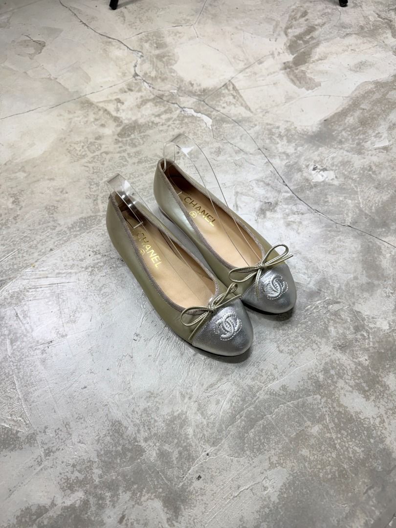 Chanel Ballerina Flats (Category: Sneakers & Footwear) located in Baguio. Submitted by beniceeee_ (Listing ID 1406732476, Image 1). Description: Chanel Patent Leather Ballet Flat 36 EU Very good condition, brandnew Green, Patent Leather .