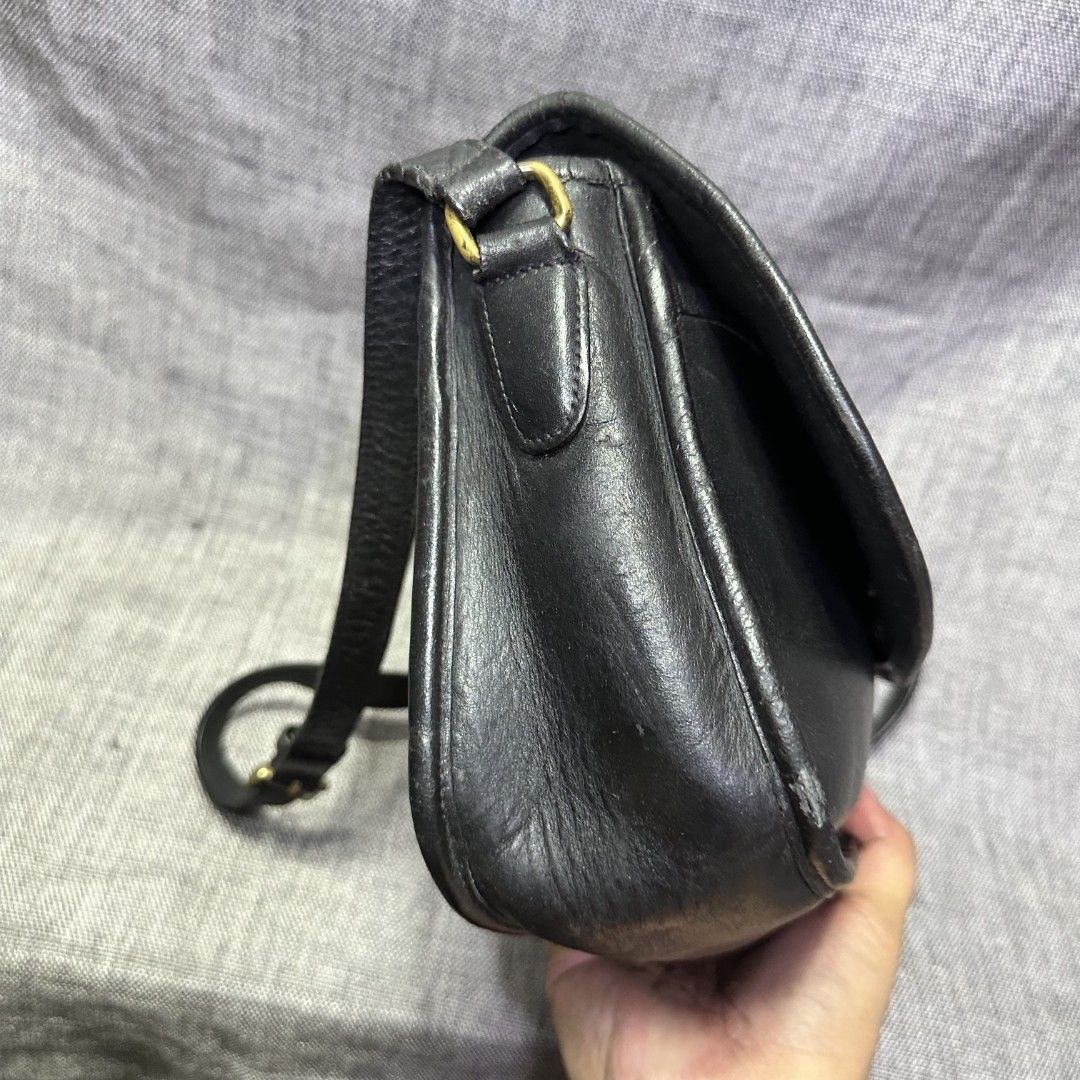 Coach vintage city bag (Category: Sling Bags) located in Manila. Submitted by greyinfash06839 (Listing ID 1406693310, Image 2). Description: 🤍Item: Coach vintage city bag 🤍Brand: Coach 🤍Matirial: Leather 🤍Quality: Original 🤍color: Black 🤍Size: Medium 🤍Dimension. H: 8 L: 11 W: 4 🤍Sex: Unisex 🤍Issue: Minimal flaws 🤍Condition Rate: 7/10 🤍Other info:.