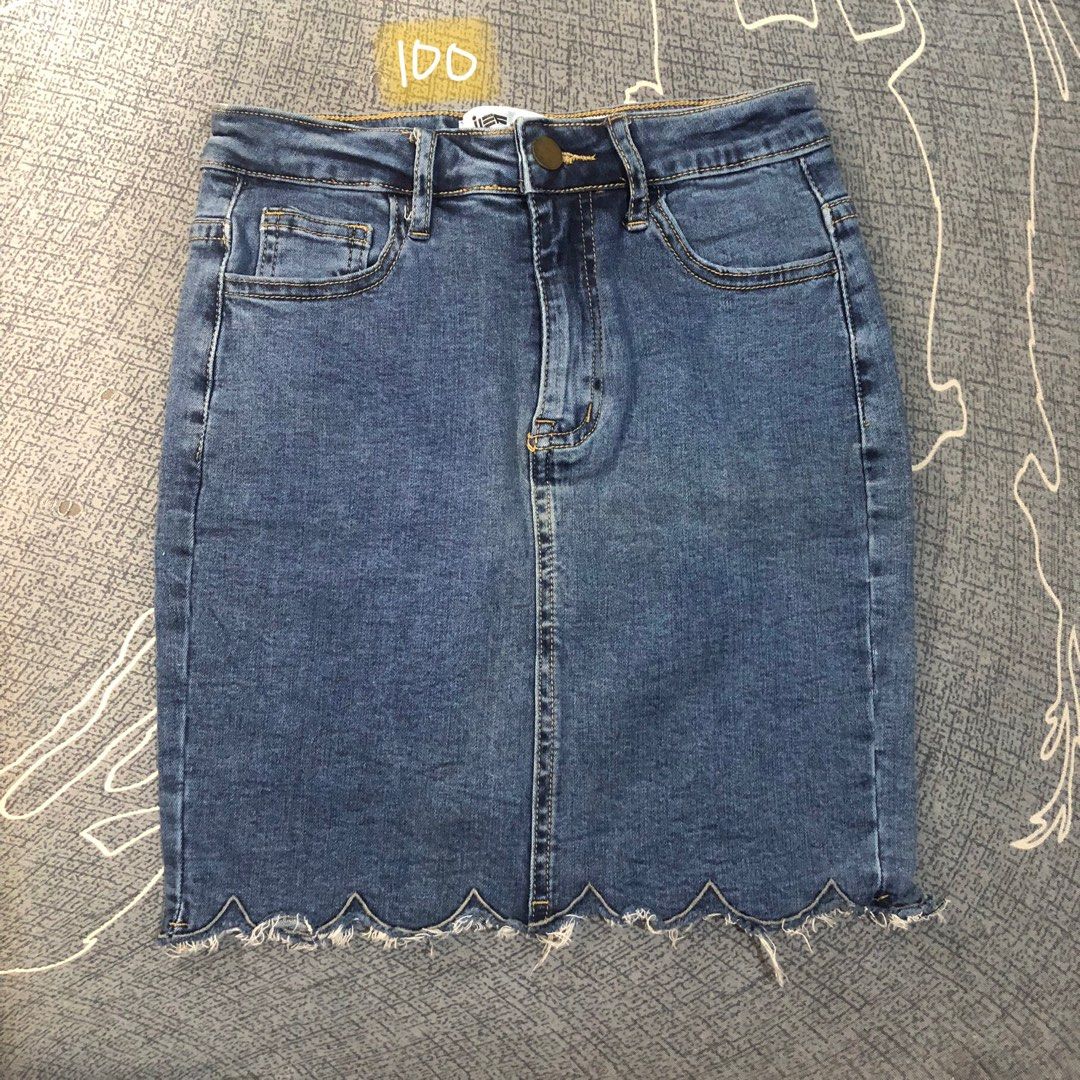 Denim Skirt with Scalloped Hem (Category: Skirts) located in Caloocan City. Submitted by declutternation (Listing ID 1406695948, Image 1). Description: 📏 lenght: 14 inches 💯no issue/damage ✨washed ❗️fitted, scalloped hem.