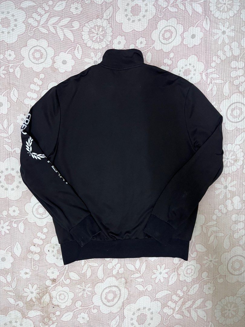 Fred perry (Category: Coats, Jackets and Outerwear) located in Tawau. Submitted by matdrobe (Listing ID 1406770310, Image 3). Description: Pit 23 Labuh 29 Postage from Tawau, Sabah DFOD.