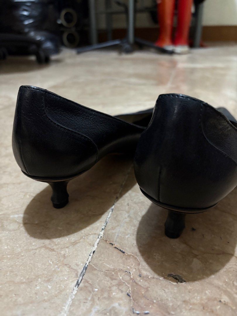 Gucci Pointed-Toe Heels (Category: Heels) located in San Pedro. Submitted by icesyp (Listing ID 1406733229, Image 2). Description: - Gucci heels in black - Pointed toe design - Small heel - Size 6 1/2 - Made in France Authentic Used sparingly, only indoors Negotiable RFS - doesn’t fit me anymore after pregnancy .