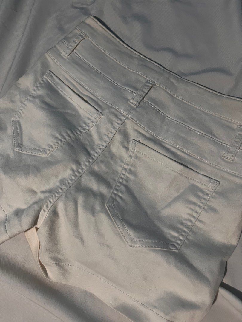 High waisted White Shorts (Category: Shorts) located in Valenzuela. Submitted by sterlings (Listing ID 1406713763, Image 3). Description: Size: 26-29 Loc. Valenzuela MOP. Gcash.