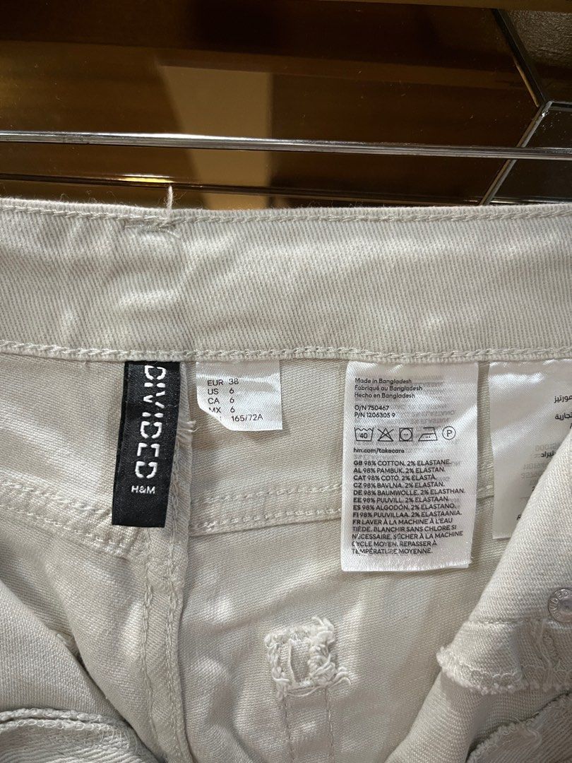 H&M Divided Flare Jeans (Category: Jeans) located in Santa Rosa. Submitted by jedinmrqz (Listing ID 1406766039, Image 2). Description: - H&M Divided flare jeans - Light gray color - High-waisted - Size: EUR 36 / US 6 / CA 6 - Button and zipper closure.