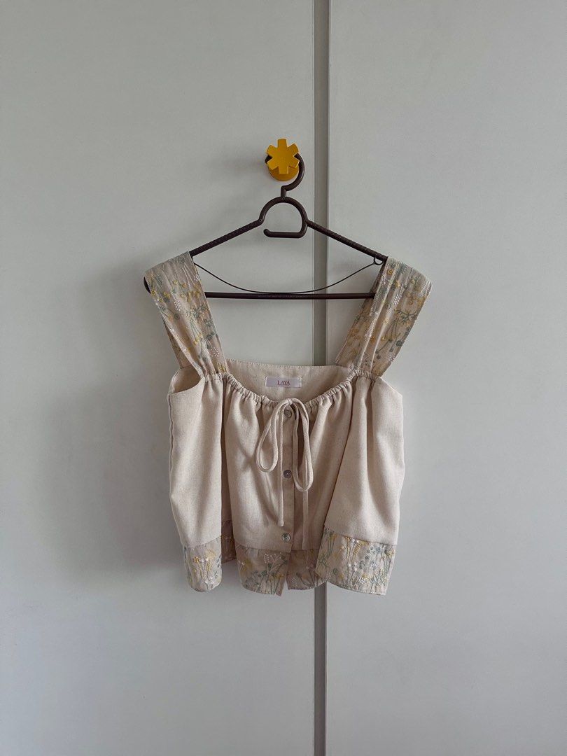 Laya Manila cropped linen top (Category: Sleeveless) located in Paranaque City. Submitted by planetandy (Listing ID 1406696625, Image 3). Description: Brand new! This top is so pretty :( letting go as I got the wrong size I paid around 2k as I requested to make the top longer.