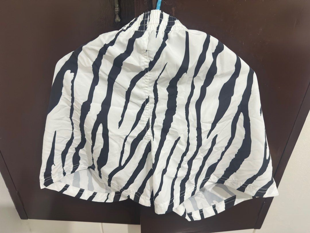 Manfinity Zebra Print Shorts - Size L (Category: Shorts) located in Manila. Submitted by drickkkk (Listing ID 1406790334, Image 1). Description: - Manfinity zebra print shorts - Size: L - Color: White with black stripes - Features: Elastic waistband - Perfect for casual outings and beach trips RFS: Isang beses lang nagamit pang Siargao -Shein - Ginamit lang pang tulog sa siargao - condition: 9.9/10 -Previously purchased for 549php.