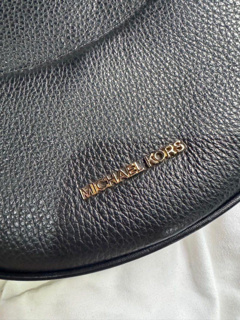 Michael Kors Dover Small Crossbody Bag (Category: Luxury Bags & Wallets) located in Los Banos. Submitted by capsule_closet (Listing ID 1406693246, Image 2). Description: -Pebbled Leather Material -Comes with MK cards -Bought via US Pasabuy -Mint Condition 9.5/10 -100% Authentic .