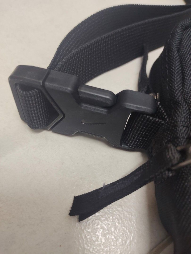 Nike Crossbody Bag (Category: Sling Bags) located in Bangi. Submitted by safwanhusin (Listing ID 1406661998, Image 2). Description: - Black Nike crossbody bag -💯% Authentic -Condition 9/10 - Gold Nike logo - Adjustable strap - Zippered main compartment - Durable, water-resistant material - Black plastic buckles - Ideal for phone, wallet, and keys COD or Postage Serious buyer boleh PM.