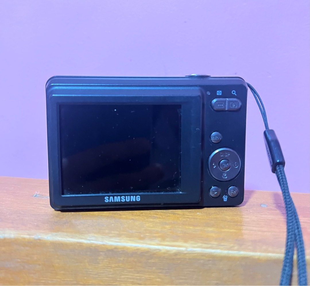 Samsung ES60 Digital Camera Digicam (Category: Cameras) located in Tuguegarao City. Submitted by aimurmere (Listing ID 1406775214, Image 2). Description: Samsung ES60 Digital Camera - got it from fb marketplace - well used, manage your expectations, but still in good condition - check photos for test shots - battery charger included - however, SD card reader lightning cable is sold separately (₱150) decluttering. negotiable but no low ballers. J&
