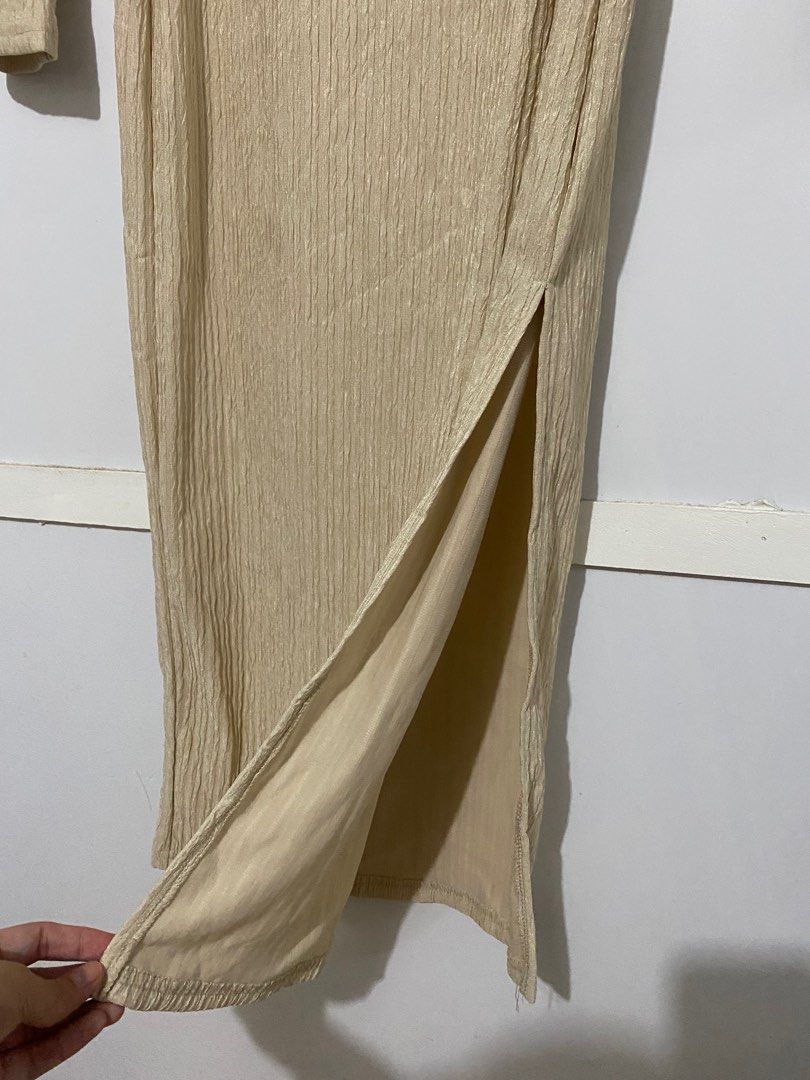 SHEIN Beige Ribbed Dress (Category: Dresses) located in San Pedro. Submitted by jen.declutter (Listing ID 1406655795, Image 3). Description: - Elegant beige midi dress - Square neckline - Long sleeves - Flattering ribbed texture - Stylish side slit - Midi length - Solid color - Versatile for various occasions Small to medium 46inches.