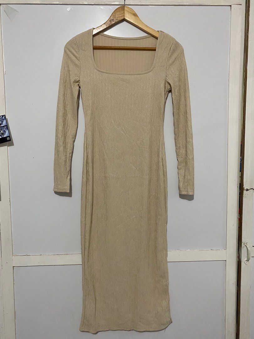 SHEIN Beige Ribbed Dress (Category: Dresses) located in San Pedro. Submitted by jen.declutter (Listing ID 1406655795, Image 2). Description: - Elegant beige midi dress - Square neckline - Long sleeves - Flattering ribbed texture - Stylish side slit - Midi length - Solid color - Versatile for various occasions Small to medium 46inches.
