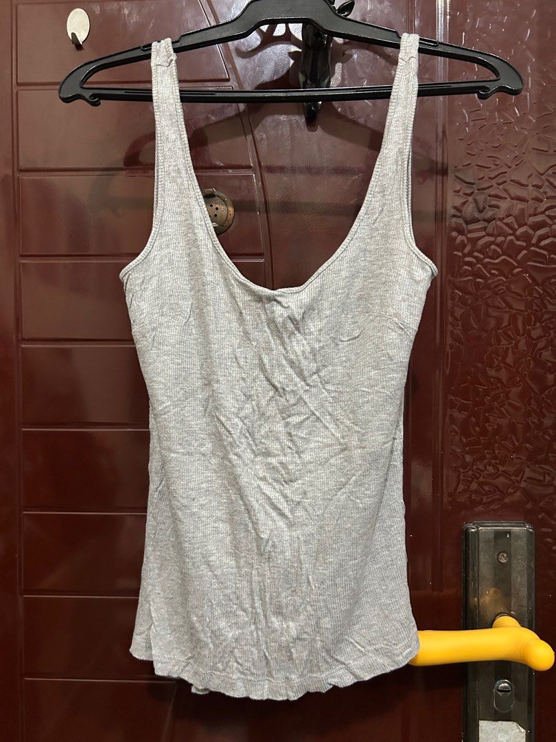 Sleeveless tanktop by h&M size 6 (Category: Blouses) located in Valenzuela. Submitted by jamcolecciones (Listing ID 1406772326, Image 1). Description: Actual photos posted .