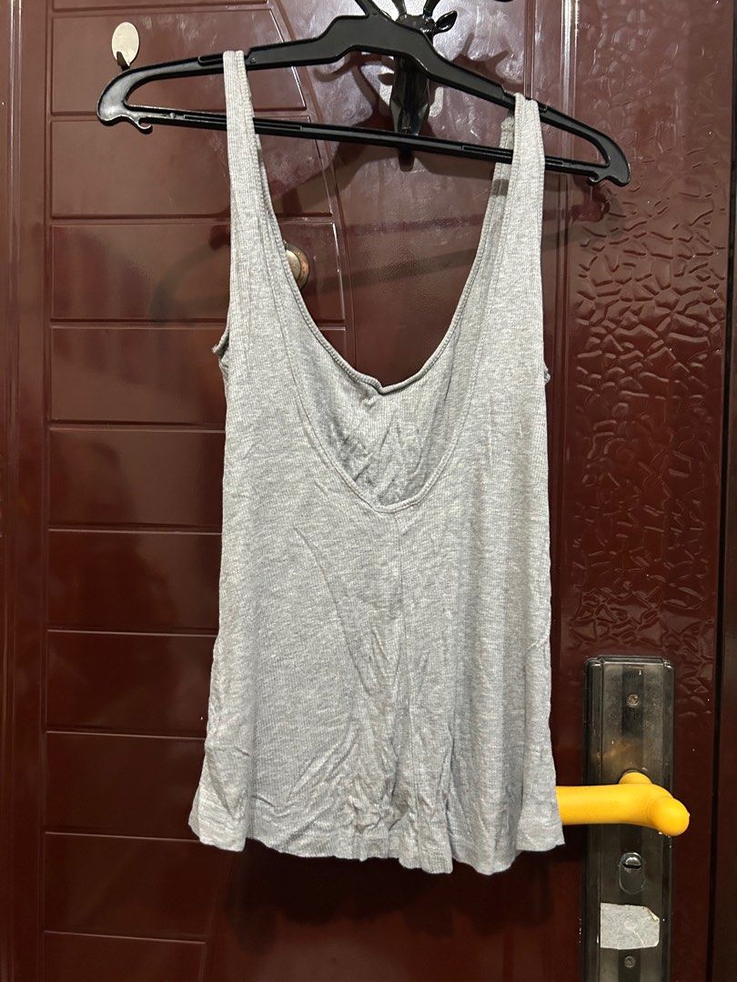 Sleeveless tanktop by h&M size 6 (Category: Blouses) located in Valenzuela. Submitted by jamcolecciones (Listing ID 1406772326, Image 2). Description: Actual photos posted .
