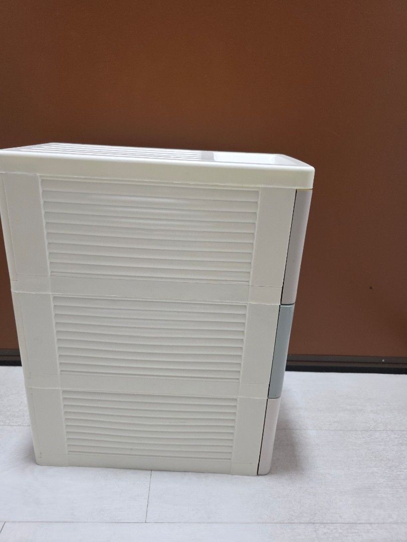 Stackable Plastic Storage Drawer (Category: Storage Boxes & Baskets) located in Singapore. Submitted by miss_jm (Listing ID 1406746618, Image 2). Description: - as per photos - 40 x 20 x 50cm.