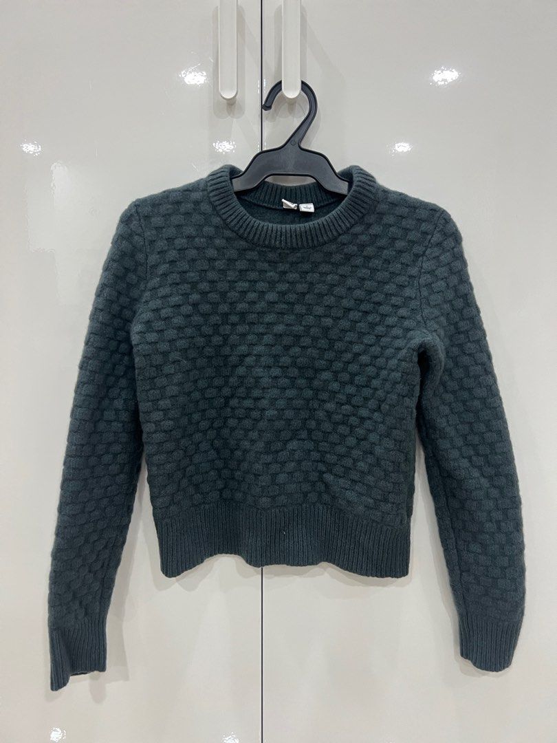 Uniqlo Textured Knit Sweater - Size S (Category: Longsleeves) located in Mandaluyong City. Submitted by smmill (Listing ID 1406771044, Image 1). Description: .