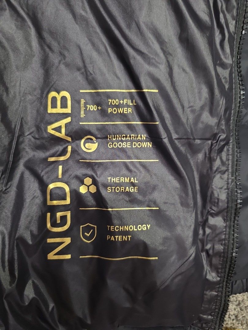 Winter Down Jacket (Category: Coats, Jackets and Outerwear) located in Singapore. Submitted by glitzy28 (Listing ID 1406756521, Image 3). Description: - Brand new down jacket - Size: 160 - Filled with 700+ fill power Hungarian goose down - Features thermal storage technology - Color: Black exterior, gold interior - Perfect for cold weather Good for children aged 10 and above. height up to 150cm self collection only. .
