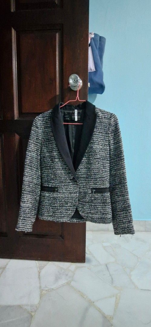 Zara Basic blazer (Category: Coats, Jackets and Outerwear) located in Singapore. Submitted by pikapiak (Listing ID 1406644174, Image 1). Description: .